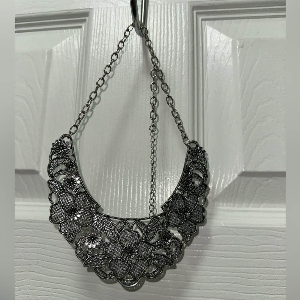 Elegant Silver Floral Necklace